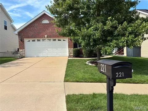 221 Stone Run Blvd, Wentzville, MO 63385