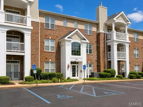 1151 Mill Crossing Dr #202, Creve Coeur, MO 63141