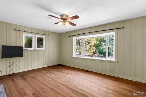 Living - 339 Summit Rd, Fenton, MO 63026 photo 2 of 4