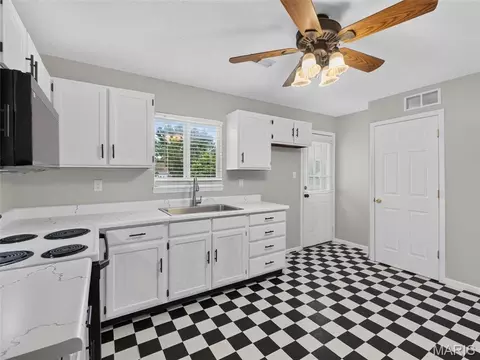 Kitchen - 405 Prince Ruppert Dr, O'fallon, MO 63366 photo 4 of 4