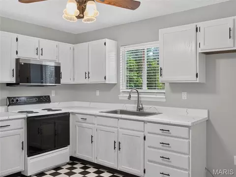 Kitchen - 405 Prince Ruppert Dr, O'fallon, MO 63366 photo 2 of 4