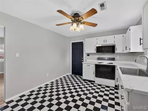 Kitchen - 405 Prince Ruppert Dr, O'fallon, MO 63366 photo 3 of 4