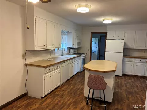 Kitchen - 13215 State Highway Ad, Dexter, MO 63841 photo 1 of 2