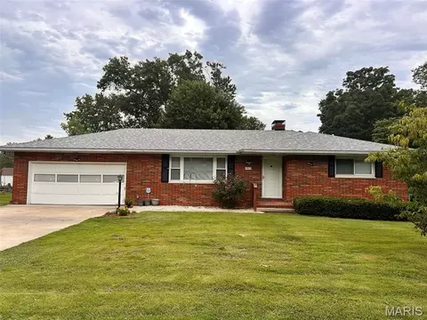 4803 Paris Dr, Godfrey, IL 62035