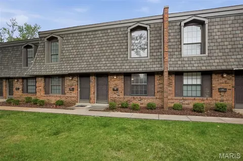 1871 Mansard Dr, Saint Louis, MO 63125