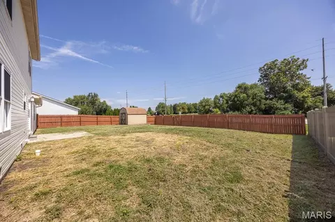 Exterior - 1508 Progress Ln, Belleville, IL 62221 photo 4 of 9