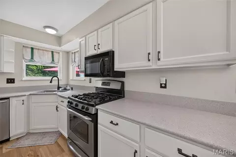 Kitchen - 10 Docs Ct, Saint Charles, MO 63303 photo 6 of 8
