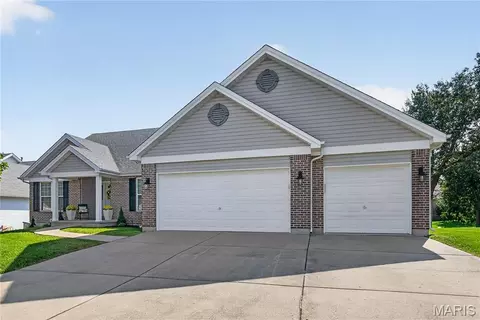 Exterior - 1314 Brighton Crest Dr, O'fallon, MO 63366 photo 3 of 9