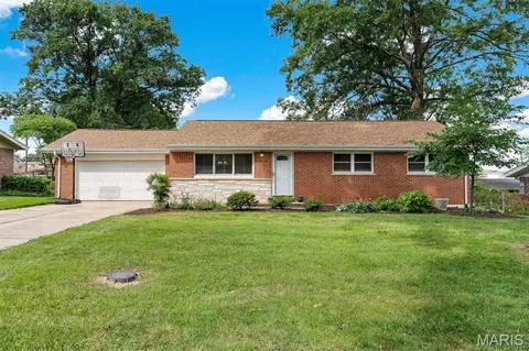4 Montauk Dr, Saint Louis, MO 63146