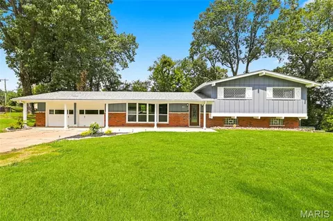 15 Harneywold Dr, Saint Louis, MO 63136