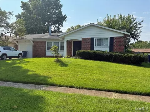 2560 Cambridge Dr, Florissant, MO 63033