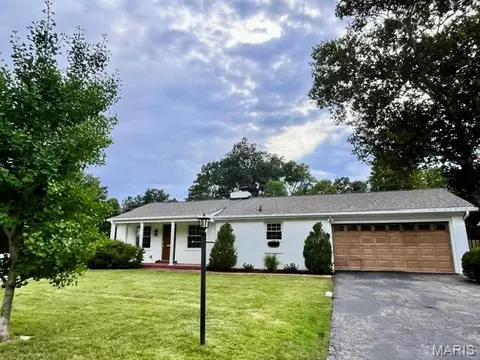 1031 Glenway Dr, Glendale, MO 63122