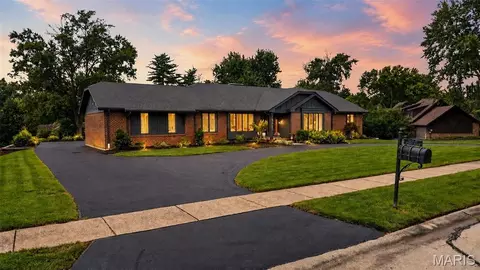12562 Falling Leaves Ct, Creve Coeur, MO 63141