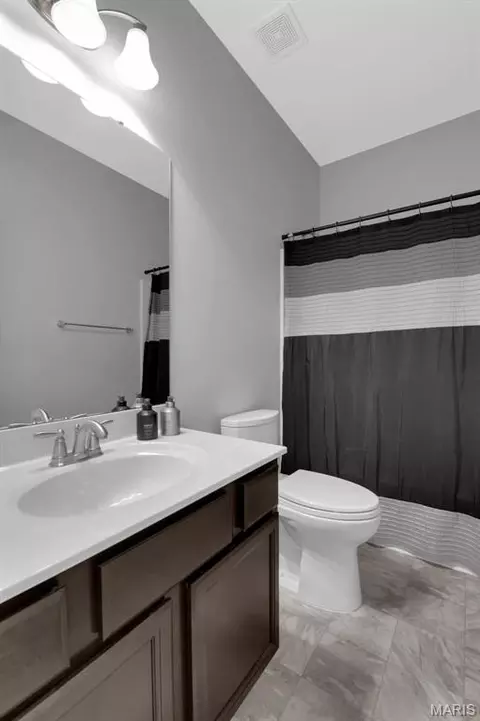 Bath - 917 Summit Oaks Dr, Eureka, MO 63025 photo 4 of 6