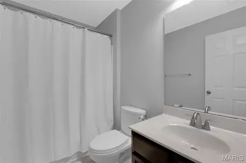 Bath - 917 Summit Oaks Dr, Eureka, MO 63025 photo 5 of 6