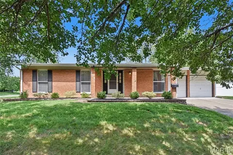 225 Mohican Ln, Florissant, MO 63033