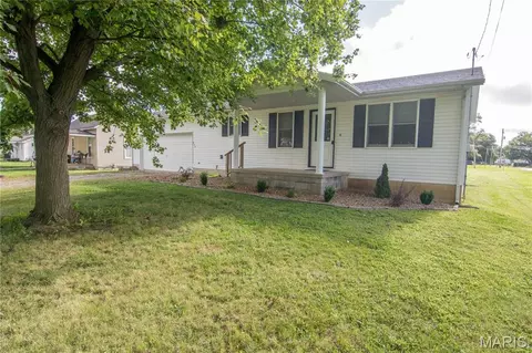 324 S 3rd St, Brownstown, IL 62418