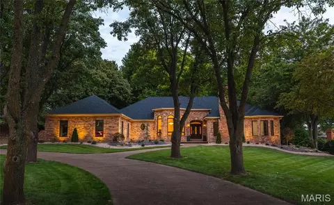 42 Country Club Dr, Edwardsville, IL 62025