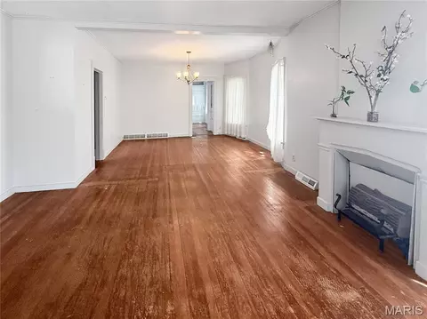 Living - 310 N Fifth, Hannibal, MO 63401 photo 2 of 5