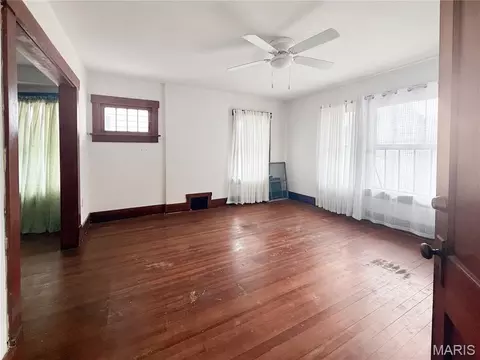 Living - 310 N Fifth, Hannibal, MO 63401 photo 4 of 5