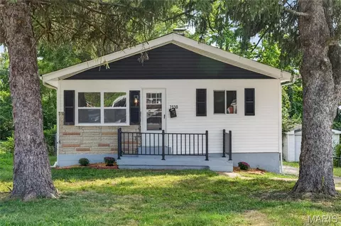 7530 Trenton Ave, University City, MO 63130