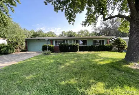 2385 Palomino Ln, Florissant, MO 63033