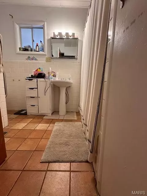 Bath - 123 E 3rd St, Mountain View, MO 65548 photo 2 of 2