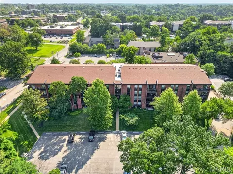 585 Coeur De Royale Dr #201, Creve Coeur, MO 63141