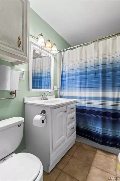 Bath - 25159 E County Line Rd, Waggoner, IL 62572 photo 1 of 1