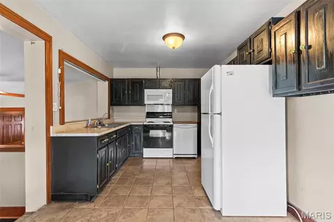 Kitchen - 25159 E County Line Rd, Waggoner, IL 62572 photo 1 of 3