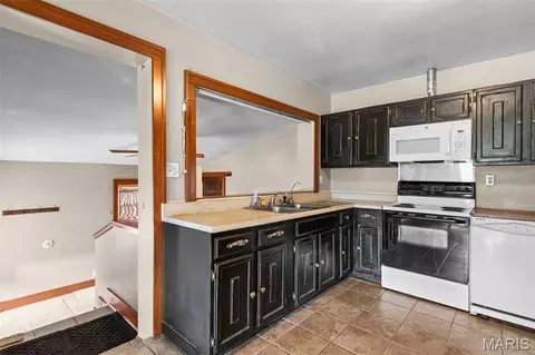 Kitchen - 25159 E County Line Rd, Waggoner, IL 62572 photo 3 of 3