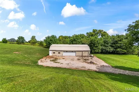 Exterior - 25159 E County Line Rd, Waggoner, IL 62572 photo 10 of 13