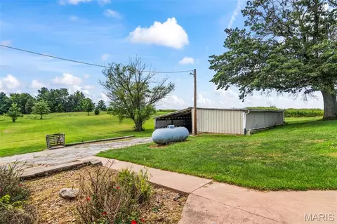 Exterior - 25159 E County Line Rd, Waggoner, IL 62572 photo 5 of 13