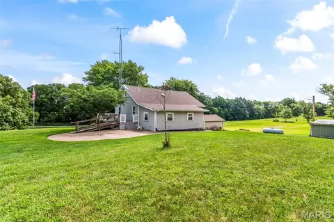 Exterior - 25159 E County Line Rd, Waggoner, IL 62572 photo 11 of 13