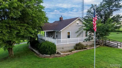 Exterior - 25159 E County Line Rd, Waggoner, IL 62572 photo 13 of 13