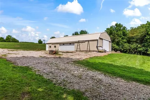 Exterior - 25159 E County Line Rd, Waggoner, IL 62572 photo 9 of 13