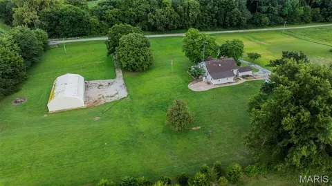 Exterior - 25159 E County Line Rd, Waggoner, IL 62572 photo 2 of 13