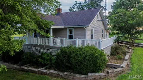 Exterior - 25159 E County Line Rd, Waggoner, IL 62572 photo 1 of 13