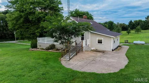 Exterior - 25159 E County Line Rd, Waggoner, IL 62572 photo 12 of 13