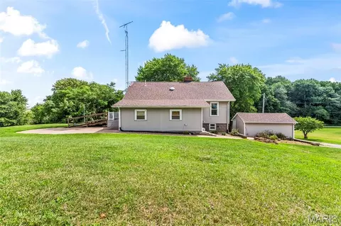 Exterior - 25159 E County Line Rd, Waggoner, IL 62572 photo 8 of 13