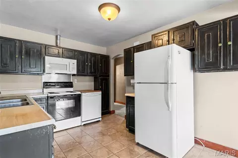 Kitchen - 25159 E County Line Rd, Waggoner, IL 62572 photo 2 of 3