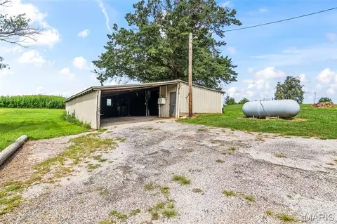 Exterior - 25159 E County Line Rd, Waggoner, IL 62572 photo 4 of 13