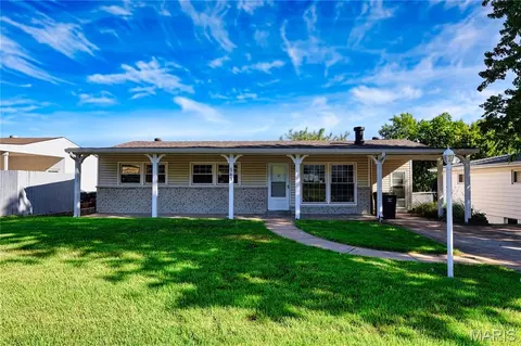 563 Apex Dr, Crestwood, MO 63126