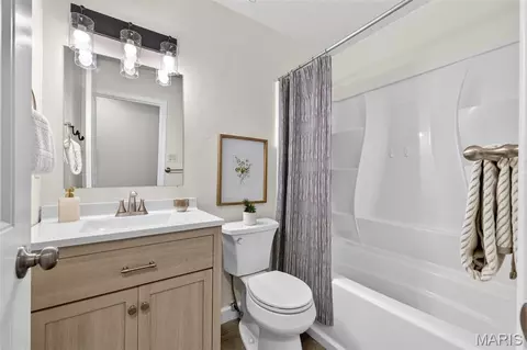 Bath - 9901 Chiles Ct, Saint Louis, MO 63126 photo 2 of 3