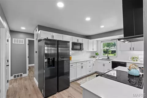 506 Dornoch Dr, Saint Louis, MO 63137