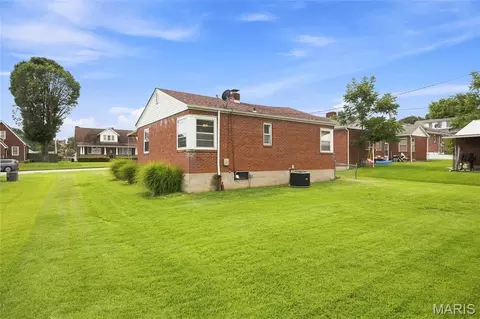 Exterior - 413 W 9th St, Hermann, MO 65041 photo 5 of 6