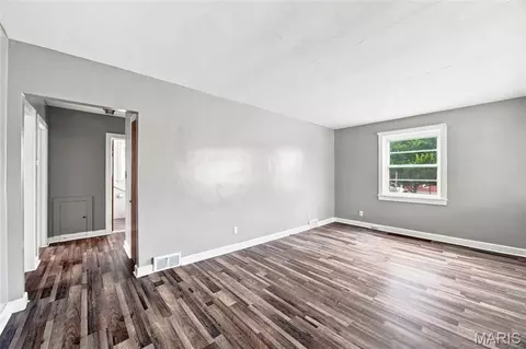 Living - 413 W 9th St, Hermann, MO 65041 photo 2 of 3