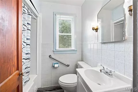 Bath - 413 W 9th St, Hermann, MO 65041 photo 1 of 2