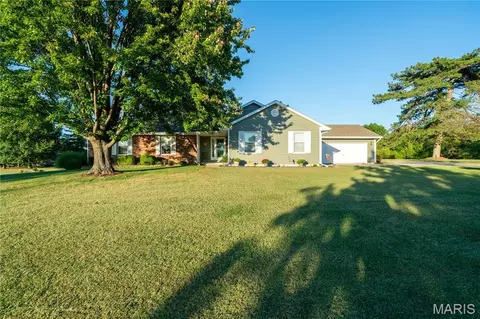 5111 E Flamingo Dr, Hallsville, MO 65255