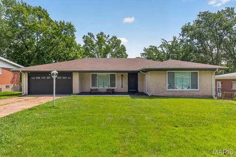 13990 Le Sabre Dr, Florissant, MO 63034